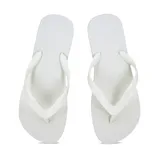 Ojotas blancas de goma con tiras finas y logo de la marca en la plantilla.