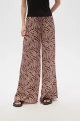 Pantalón ancho de poliéster y viscosa con estampado multicolor y calce alto.