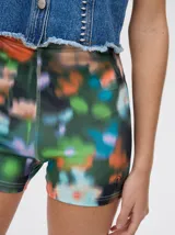 Calza biker de lycra con estampado abstracto en tonos verdes, naranjas, celestes y lilas.