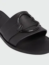 Sandalias tipo ojotas Moncler color negro, con tira ancha sobre el empeine y logo de la marca en relieve.