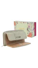 Billetera larga color beige, con solapa y broche a presión. Tiene un compartimento frontal con tarjeteros, visor y bolsillos, y un compartimento posterior con monedero con cierre, tarjeteros y bolsillos. Incluye un bolsillo trasero con cierre.