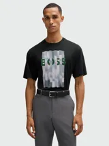 Camiseta negra de algodón de corte clásico con estampado rectangular vertical con efecto de cielo nublado y logo Boss en verde.