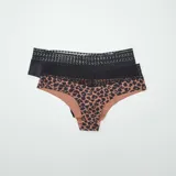Pack de dos culottes, uno negro liso con encaje en la cintura y otro marrón con estampado animal print y encaje en la cintura.