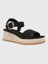 Sandalias negras con plataforma de yute, tira ancha sobre los dedos y tira con hebilla dorada alrededor del tobillo.