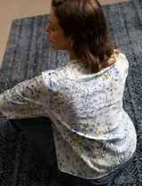 Blusa de gasa plisada estampada con flores azules, marca Floral & Ivy. Cuello a la base, escote en V y lazo de ajuste.