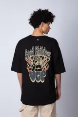 Remera blanca de corte oversize con mangas cortas y cuello redondo. Estampado pequeño en el frente con letras verdes.