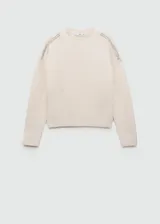 Sweater negro de punto medio con cuello redondo y manga larga. Presenta terminaciones de encaje y detalle de cristales en los hombros.