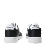 Championes New Balance modelo 080, color negro con detalles en blanco, incluyendo el logo "N" en los laterales. Presentan perforaciones en la puntera y una suela blanca.