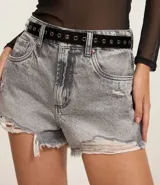 Short de jeans azul claro, modelo slim fit, con roturas y terminación deshilachada en el ruedo. Presenta tiro medio/alto con trabillas para cinturón y cierre frontal tradicional.