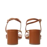 Sandalias Bottero de cuero negro con taco bajo, tiras finas y aplique metálico dorado.