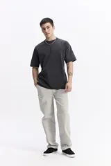 Remera lisa color beige de corte oversize, con escote redondo y mangas cortas.