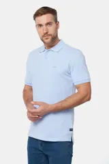 Remera polo lisa en oxford piqué color crema, con cuello en rib y botones personalizados.