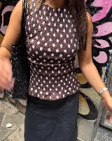 Top sin mangas con cuello redondo y diseño ajustado con frunces elásticos a cuadros rojos y blancos.