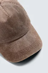 Gorra verde de algodón con efecto lavado y ajuste trasero.