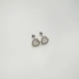 Par de aros de plata 925 con forma de corazón, centro de nácar y borde de circonias. Cierre a presión. Diámetro de 8mm.