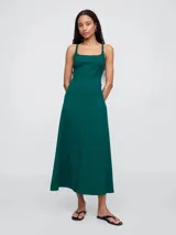 Vestido midi verde esmeralda de punto, con breteles finos y escote cuadrado.