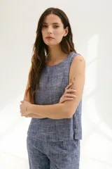 Musculosa celeste de lino con cuello redondo y corte recto.
