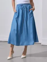 Falda larga de lyocell color celeste, marca Cyrus. Tiene pretina ancha elastizada con lazo ajustable y bolsillos laterales en la costura.