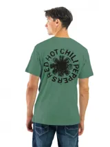 Remera celeste con estampado circular en el pecho, con texto en verde y negro.