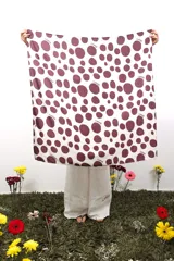 Pañuelo cuadrado de tela blanca con lunares grandes color borgoña y la palabra 'CAPER' estampada dentro de cada lunar.