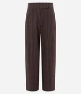 Pantalón de vestir de corte recto, color marrón oscuro con finas rayas verticales en tono más claro. Presenta un calce sastrero y bolsillos laterales.