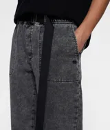 Pantalón gris con efecto denim, corte zanahoria, cinturilla elástica con trabillas y cinturón ajustable de lona de algodón.