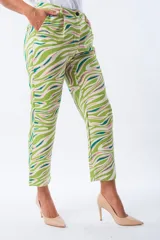 Pantalón de vestir con estampado abstracto en tonos verde, rosa y celeste.