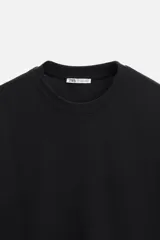Camiseta verde militar de corte recto, cuello redondo y manga corta.