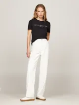 Remera negra de algodón con cuello redondo y logo de Tommy Hilfiger estampado en blanco en el pecho.
