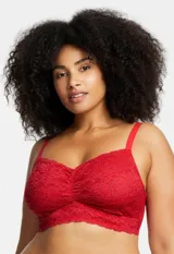 Bralette de encaje floral rojo, sin aro ni relleno, con forro interno de microtul elastizado, breteles regulables y cierre trasero de tres posiciones.