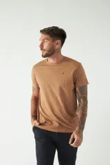 Remera básica color marrón claro, de corte regular, manga corta, cuello redondo y logo bordado en el pecho.