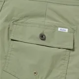 Short de baño color verde militar, con cordón ajustable en la cintura y logo de la marca en la pierna derecha.