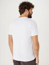 Remera negra de manga corta con corte ajustado.