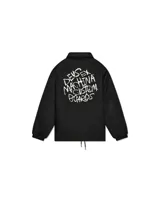 Campera negra tipo coach con cuello clásico, cierre con botones a presión, puños elásticos y cordón ajustable en el ruedo. Estampado en el pecho con el logo de la marca Deus Ex Machina.