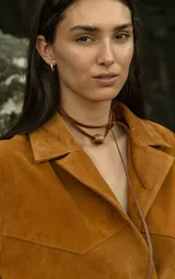 Gargantilla de cuero marrón con dije esférico de piedra natural.