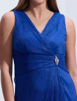 Vestido largo de fiesta azul eléctrico de gasa plisada con lurex, escote en V cruzado, sin mangas, cintura con faja plisada y hebilla de strass.