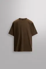 Camiseta deportiva marrón con estructura perforada, cuello redondo, manga corta y logo estampado.