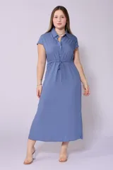 Vestido camisero azul con cuello, botones en el frente y lazo ajustable en la cintura.