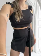 Short pollera negro de corte sastrero con lazo lateral y hebilla metálica.