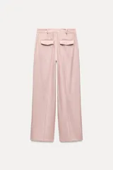 Pantalón de vestir rosado, de tiro alto y pierna ancha.