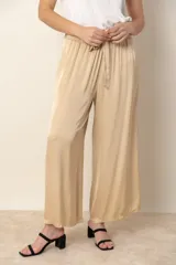 Pantalón palazzo color beige de rayón y viscosa, con cintura elastizada y lazo. Presenta bolsillos laterales. Talle único.