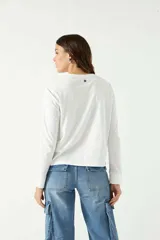 Remera blanca de manga larga con cuello bote.