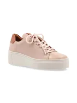 Sneaker Adelaida de cuero graneado color verde oliva, con cordones de algodón y suela elevada color crema.