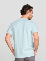 Camiseta básica de manga corta, cuello redondo y calce regular, color rojo jaspeado.