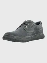 Zapato acordonado de gamuza color marrón claro con suela de goma.