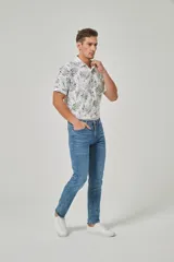 Pantalón de jean azul de corte slim fit.