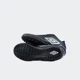 Championes de fútbol Umbro Classico III, color blanco con detalles en negro.