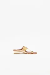 Sandalia de cuero color marrón con bordados y lentejuelas doradas, taco cuadrado de 3 cm de alto.