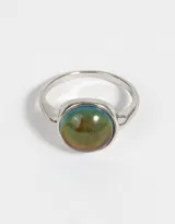 Anillo plateado con piedra redonda que cambia de color según el estado de ánimo.
