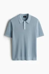 Remera polo celeste de manga corta en punto calado de mezcla de algodón con cuello y tapeta de botones.